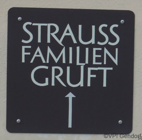 bild_06_straussgruft_wegweiser.jpg