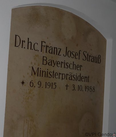 bild_07_straussgruft_inschrift.jpg